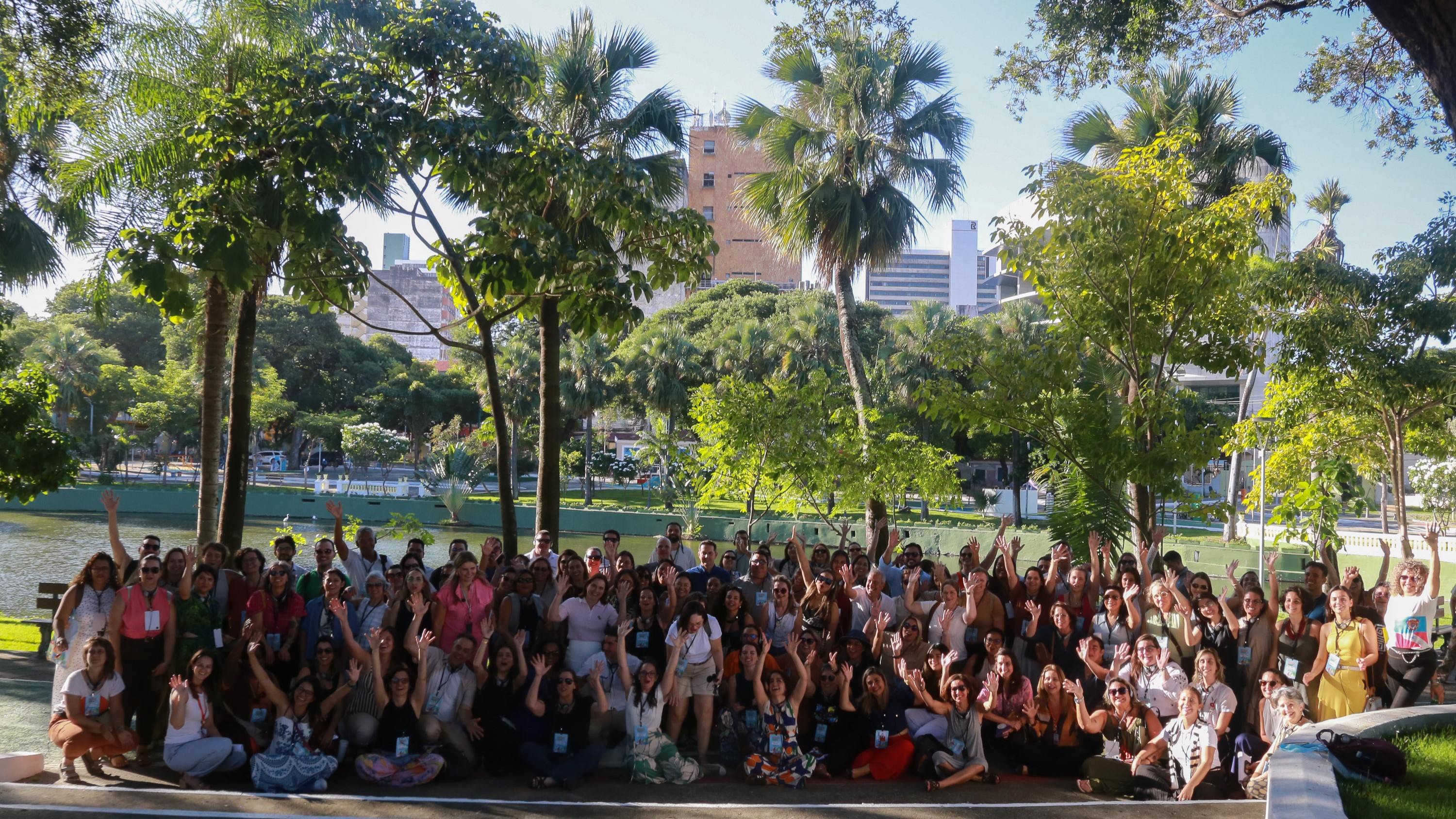 grupo de pessoas posa para a foto